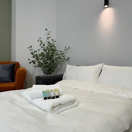 Modern One-Bedroom Apartment Swindon Eksteriør bilde